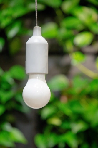 Závěsná lampa s šedou žárovkou