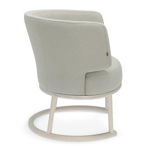 Moderní čalouněné křeslo Likewise FAMEG na lyžinách s područkami do obývacího pokoje