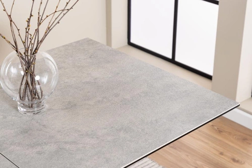 Rozkládací jídelní stůl Irwine Actona šedá keramická deska černé nohy moderní 168–210x90 cm