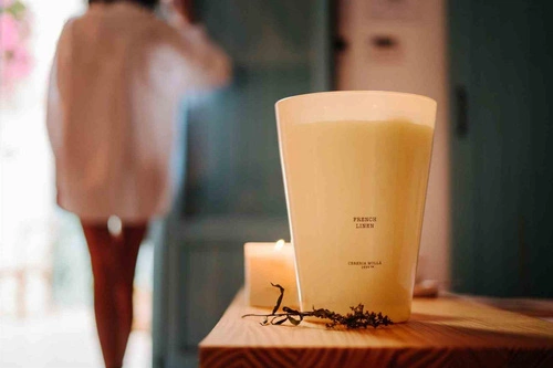 Velká dekorativní vonná sójová svíčka French Linen Cereria Molla do obývacího pokoje