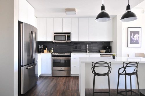 Barová židle Lexi černá moderní s opěrkou z plastu stohovatelná do kuchyně a k ostrůvku 75 cm