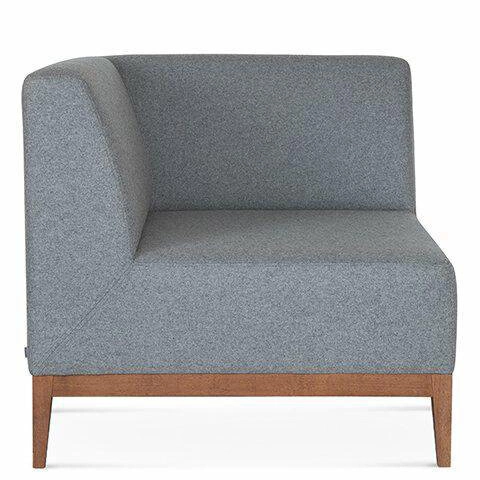 Rohové křeslo Snug FAMEG čalouněné do obýváku moderní skandinávský buk