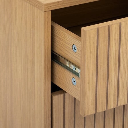 Noční stolek Atmosphera Tasso přírodní s drážkovaným čelem, zlatou podstavou a dvěma zásuvkami, šířka 40 cm