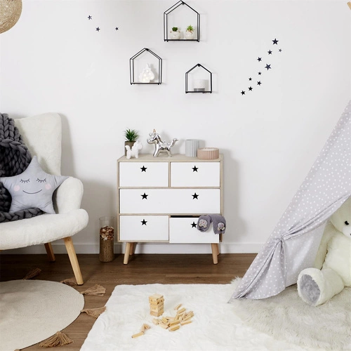 Bílá skandinávská komoda Etoile se zásuvkami na nožičkách 69 cm do ložnice a obýváku Intesi
