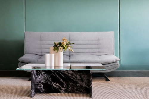 Rozkládací pohovka Faith Actona moderní trojmístná s funkcí spaní do obýváku světle šedá