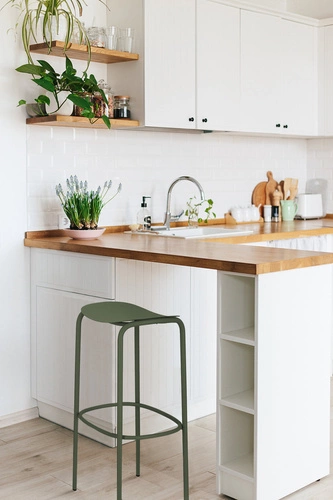 Kovová barová stolička Trick 65 cm zelená moderní do kuchyně a k ostrůvku bez opěrky SCAB Design