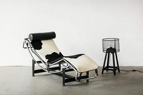 Designová lenoška LC4 inspirovaná pony kůží, nastavitelná do obýváku D2.DESIGN