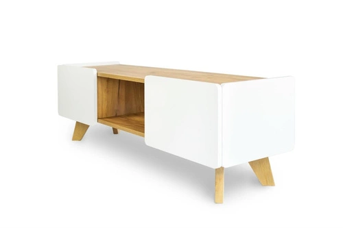 Bílá TV komoda s dubovými nohami Lett 135 cm skandinávská se zásuvkami do obýváku SKANDICA