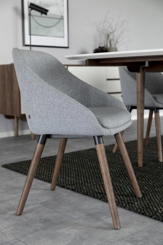 Čalouněná židle Nils Actona šedá skandinávská s područkami do jídelny a obýváku