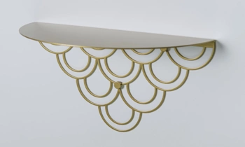 Moderní kovová nástěnná police Husk zlatá na knihy a dekorace do obýváku POLYHEDRA