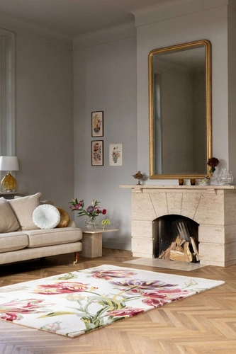 Klasický květinový koberec do obýváku Gosford Cranberry 140x200 vlněný ručně tkaný Laura Ashley