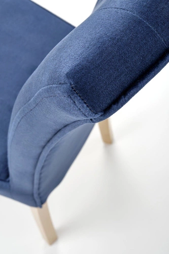 Čalouněná sametová jídelní židle Xsavier v modré barvě s bukovými nohami Intesi