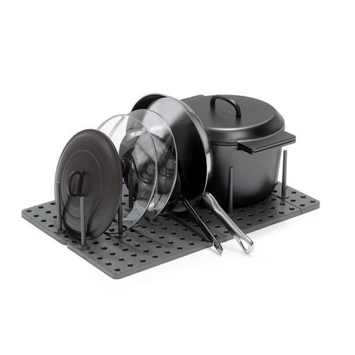 Odkapávač na nádobí do zásuvky Umbra Peggy černý moderní s nastavitelnou délkou