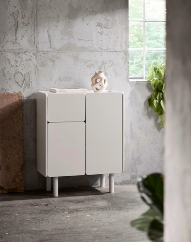 Komoda Bera bílá vysoká moderní na nožkách do obýváku 80 cm