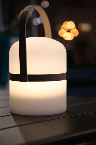 Moderní bílá stolní LED lampa Kiara Atmosphera na zahradu a terasu, akumulátorová se stmívačem