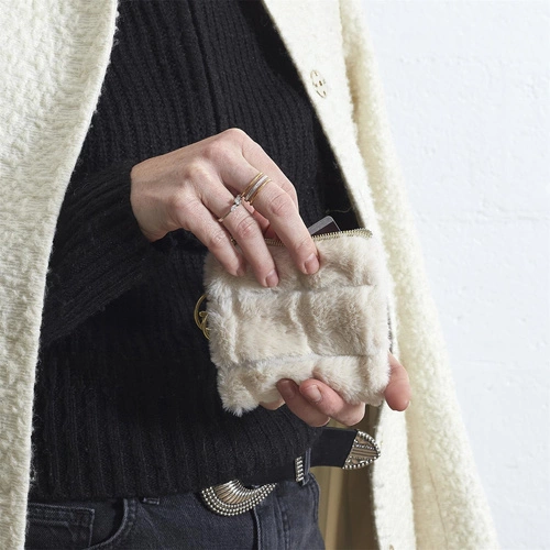 Krémová kožešinová peněženka