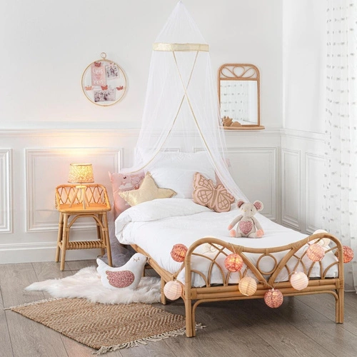 Noční stolek boho z přírodního ratanu 37 cm od Atmosphera se 2 policemi a elegantním provedením