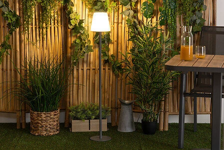 LED stojací lampa Zack šedá moderní do obýváku a na terasu s nastavitelnou barvou světla