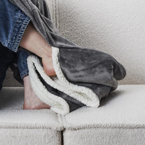 Intesi šedá teplá fleecová deka s kapsou na nohy 127x178 na pohovku