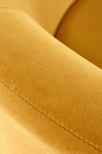 Sametové skandinávské křeslo do obýváku s područkami hořčicové Intesi