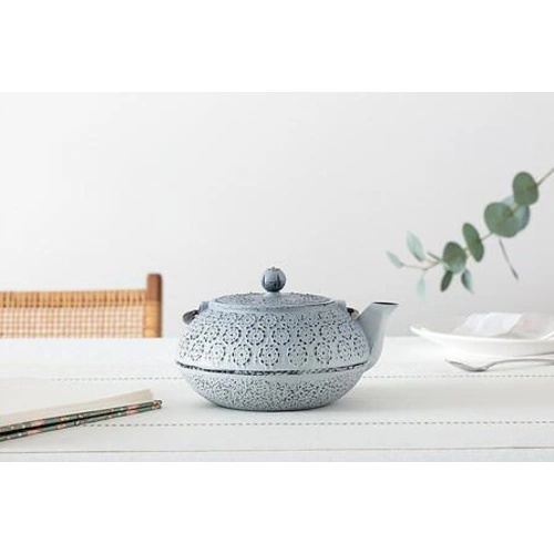 Litinová čajová konvice Folk bílá 1 l s nerezovým sítkem