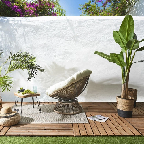 Relaxační otočné křeslo Nucan do obýváku a na terasu boho ratanové s polštářem bílé