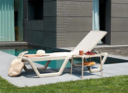 Zahradní lehátko Vela SCAB Design bílé moderní polohovatelné z technopolymeru na terasu i zahradu