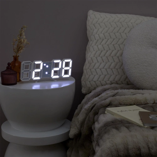 Moderní digitální LED budík Intesi bílý na noční stolek do ložnice
