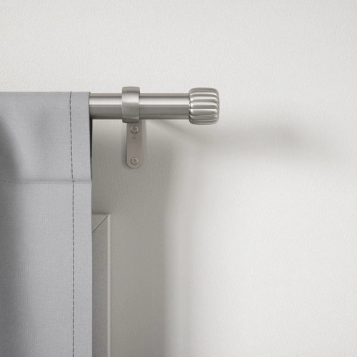 Teleskopická jednokolejnicová garnýž Cleo stříbrná 91–168 cm Umbra do obýváku a kuchyně