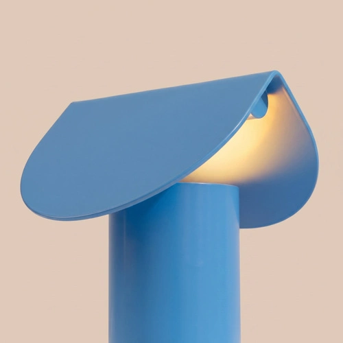 Stolní LED lampa BISCUIT značky Thoro Lighting v modré barvě