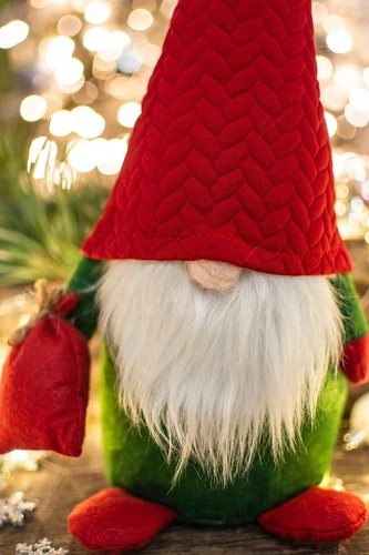 Sedící trpaslík zelený a červený