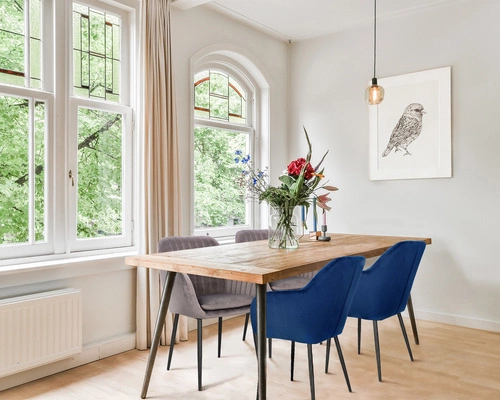 Jídelní židle s područkami, čalouněná modrým sametem, glamour Emilia Actona