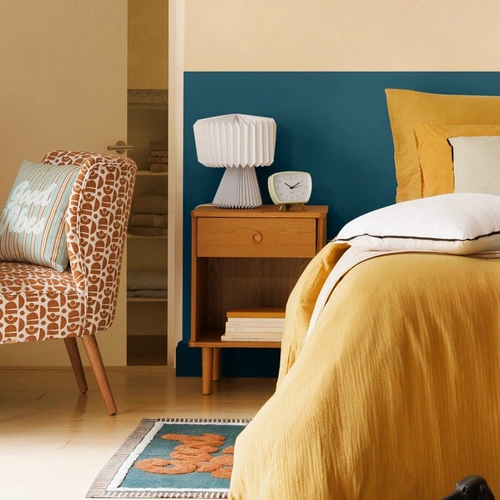 Noční stolek Charlie ve skandinávském stylu z kaučukového dřeva, přírodní dub, 44,5 cm, se zásuvkou a poličkou