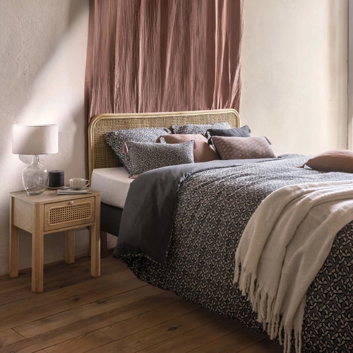 Noční stolek Tira 45 cm v boho stylu s ratanovými dvířky a zásuvkou – Atmosphera přírodní elegance do ložnice