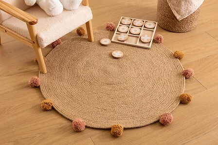 Kulatý jutový koberec boho s bambulkami 78 cm Atmosphera do dětského pokoje nebo obýváku