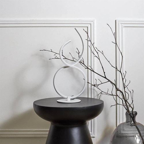 Moderní bílá noční LED lampa Intesi do ložnice a obýváku kovová 36 cm