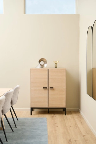 Vysoká komoda Kensington bělený dub moderní na nožkách do obýváku a ložnice Actona