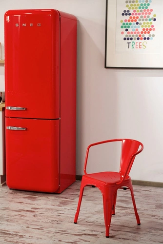 Kovová židle Paris Arms červená inspirovaná Tolixem s područkami do jídelny a kuchyně