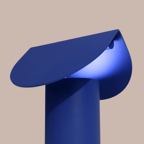 Stolní LED lampa BISCUIT značky THORO LIGHTING v ultramarínové barvě
