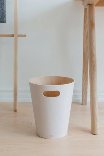Dřevěný kancelářský odpadkový koš Umbra Woodrow bílý 7,5 l moderní design
