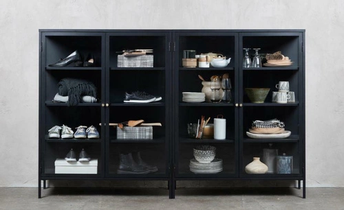 Vitrína Carmel černá kovová loftová do obýváku na knihy a alkohol