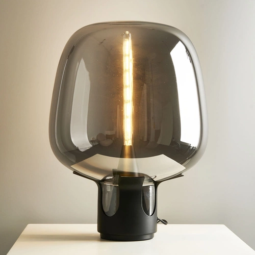 Moderní černá stolní lampa FATA s kouřovým sklem do obýváku nebo ložnice 46 cm Step into Design