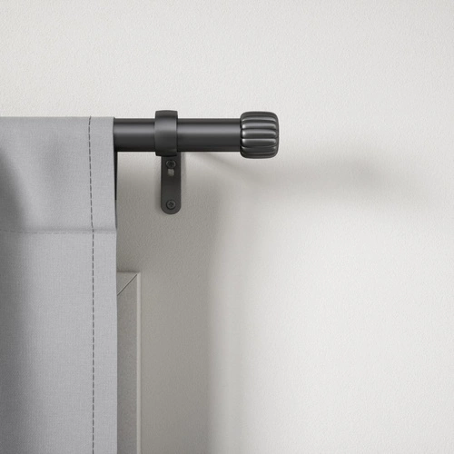 Jednoduchá černá teleskopická garnýž Cleo 91–168 cm do obývacího pokoje Umbra klasická