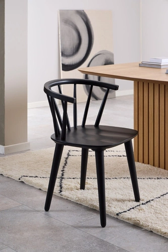 Dřevěná jídelní židle Ida Actona černá s područkami ve skandinávském stylu
