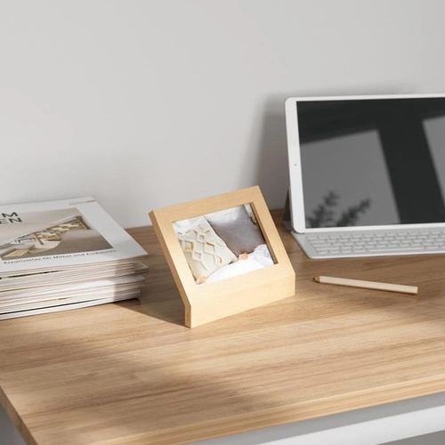 Stojací dřevěný fotorámeček 10x15 v přírodní barvě Podium Umbra moderní na stůl