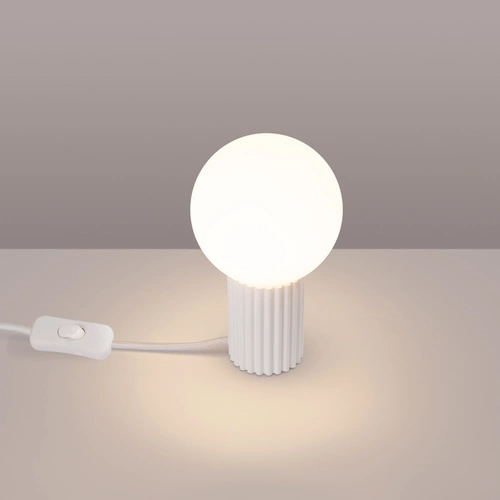 Moderní bílá stolní lampa HALO Sollux Lighting z hliníku a skla do ložnice nebo obývacího pokoje