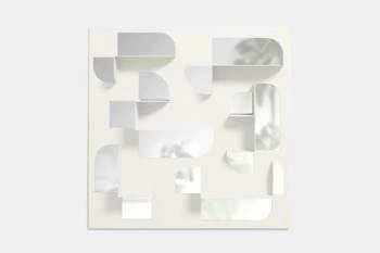 Dekorativní asymetrické bílé zrcadlo s poličkou Umbra Bend do předsíně a koupelny