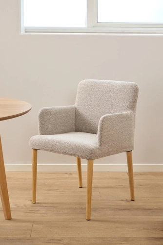 Actona Zoe beżowe krzesło tapicerowane skandynawskie do jadalni