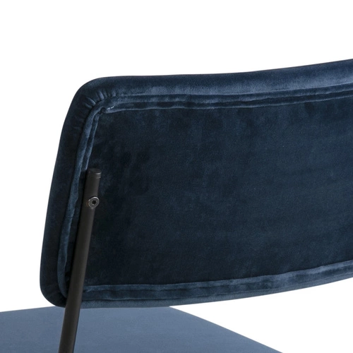 Čalouněná židle Cornelia VIC Actona sametová modrá do jídelny a obýváku na černých nohách