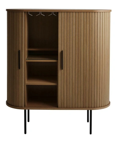 Vysoká komoda Nola s drážkováním z kouřového dubu na nožkách do obýváku